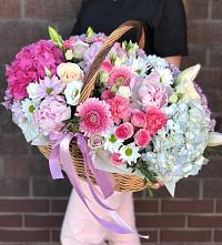 Цветочная композиция из Розы, Хризантемы, Пионы и Лизиантусы в корзине в Клину