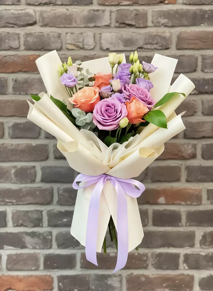 Букет цветов из: Лизиантусы и Розы в Клину