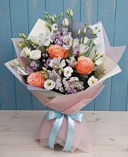 Букет цветов из:  Лизиантусы, Розы, Альстромерии и Гипсофила в Клину