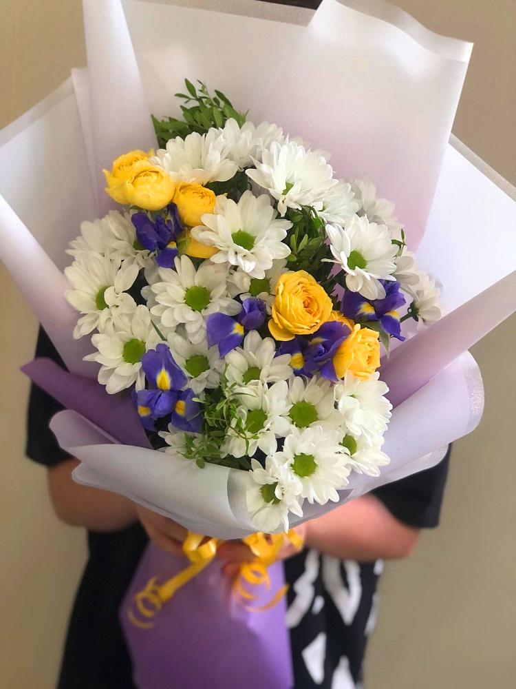 Букет цветов из: Ирисы, Хризантемы и Розы в Клину