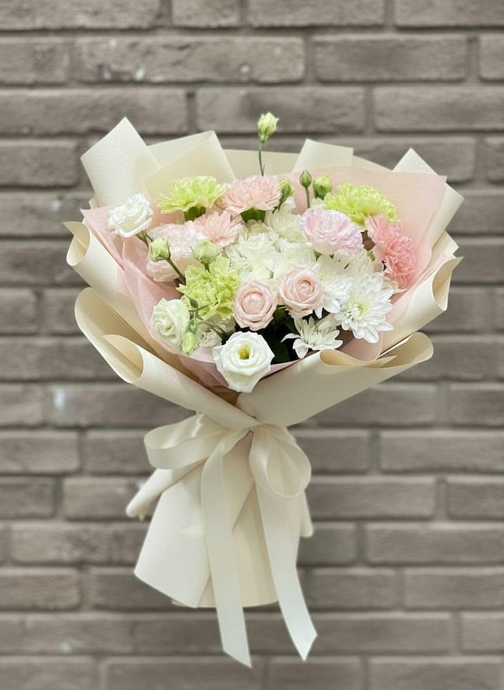 Букет цветов из: Гвоздики, Розы, Лизиантусы и Хризантемы в Клину