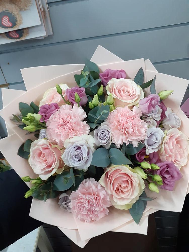 Букет цветов из: Розы, Гвоздики и Лизиантусы в Клину